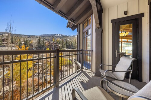 Capitol Peak Top Floor Unit with Views of Slopes