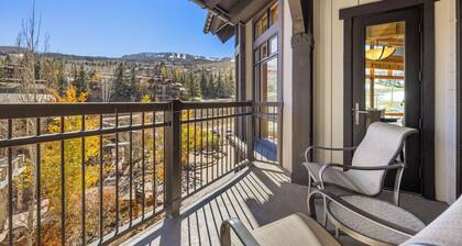Capitol Peak Top Floor Unit with Views of Slopes