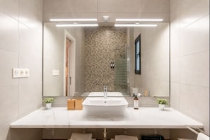 Bathtub, free toiletries, hair dryer, towels