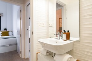 2 bedrooms, soundproofing, iron/ironing board, Internet