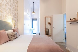 2 slaapkamers, geluiddichte muren, een strijkplank/strijkijzer, internet