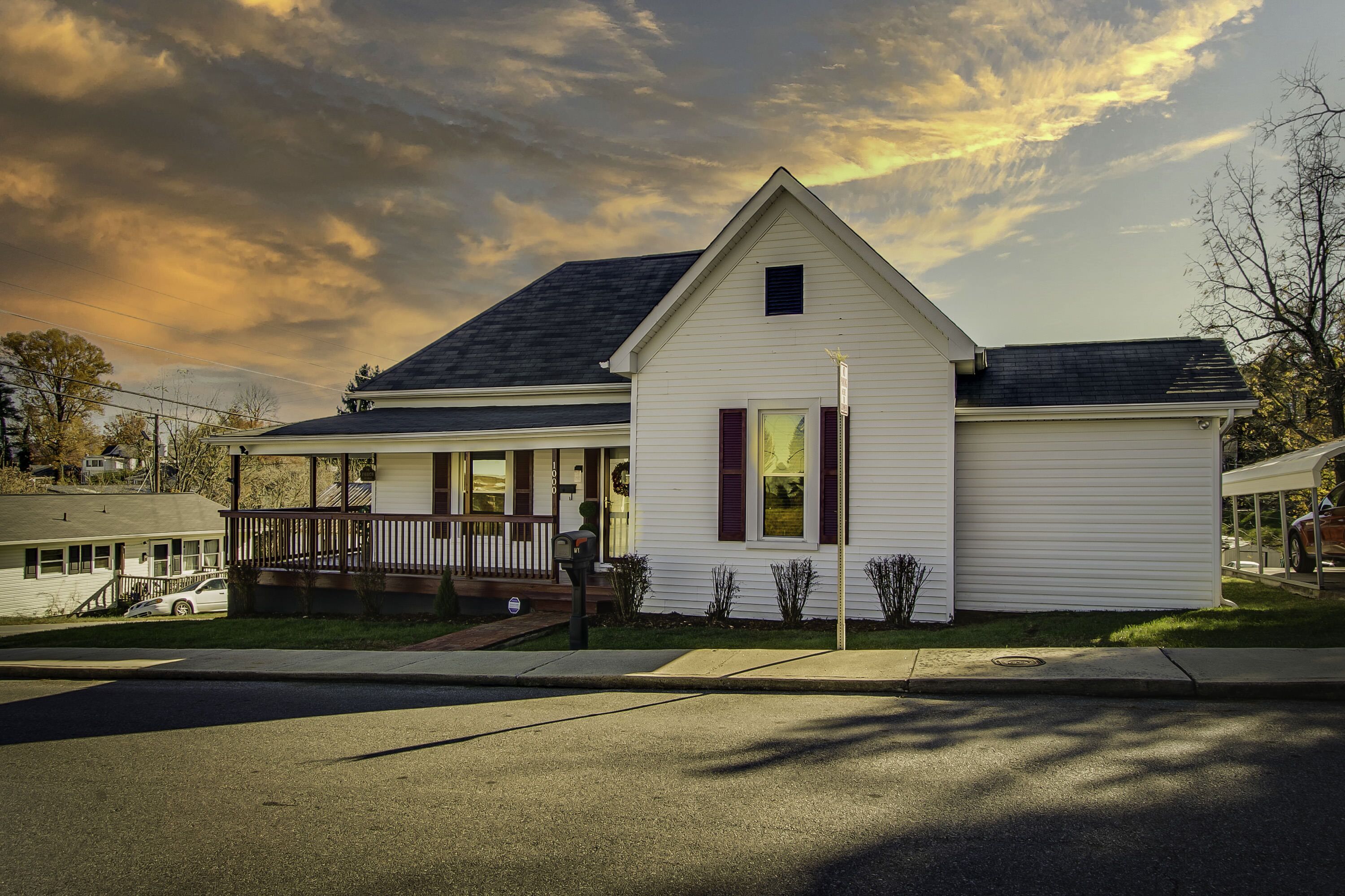 Urban Elegance: Discover Your Perfect Retreat in Vibrant Downtown Bristol!