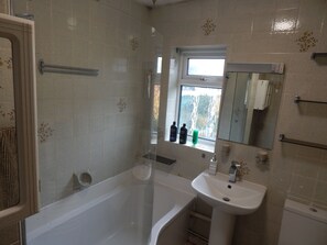Family House | Bathroom - The Vineyard - Corporate and family stay (Cambridge)
