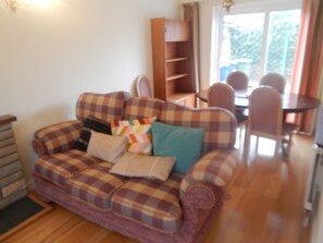 家庭獨棟房屋 | 起居區 | 平面電視