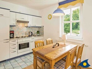 Køleskab, ovn, kaffe-/temaskine, elkedel