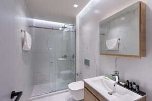 Apartamento luxo | Banheiro | Chuveiro, produtos de toalete grátis, toalhas de banho, papel higiênico