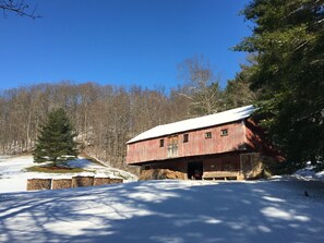 Exterior - Farmhouse on 300 acres with 2 lakes near the heart of Amish Country (Stone Creek)