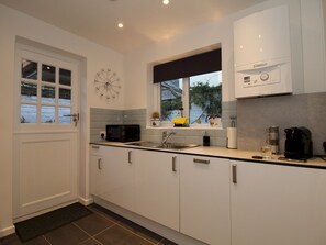 Fridge, microwave, dishwasher, cookware/dishes/utensils - A Character Cottage in Historical Canterbury - Pass the Keys (Canterbury)