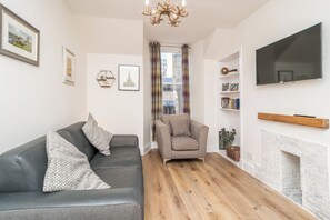 Smart TV, fireplace - Cosy Flat in Historic Old Town - Pass the Keys (Edinburgh)
