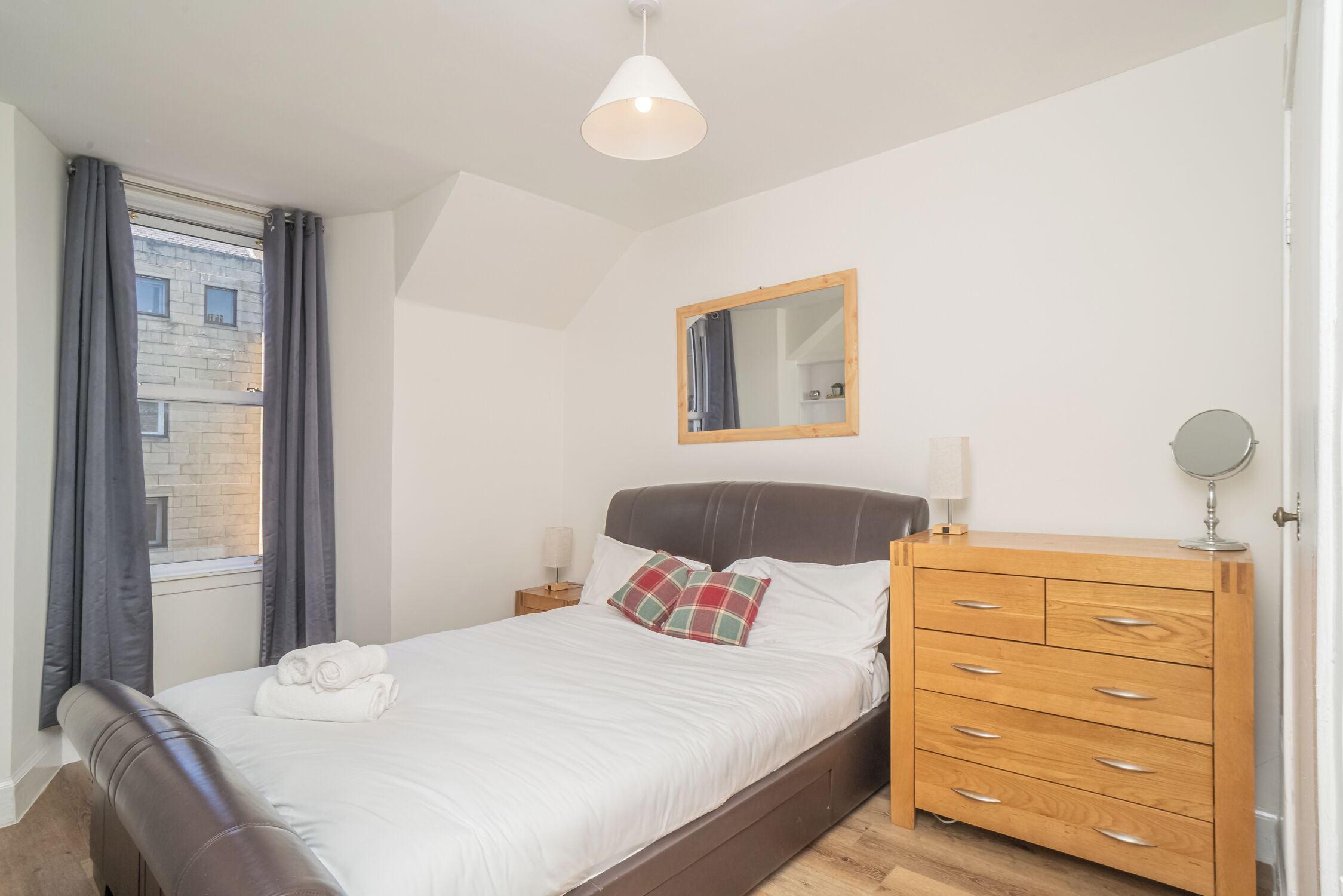 1 chambre, fer et planche à repasser, accès au Wi-Fi (inclus)
