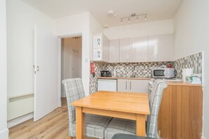 Fridge, microwave, cookware/dishes/utensils, dining tables - Cosy Flat in Historic Old Town - Pass the Keys (Edinburgh)