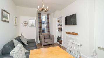 Smart TV, fireplace
