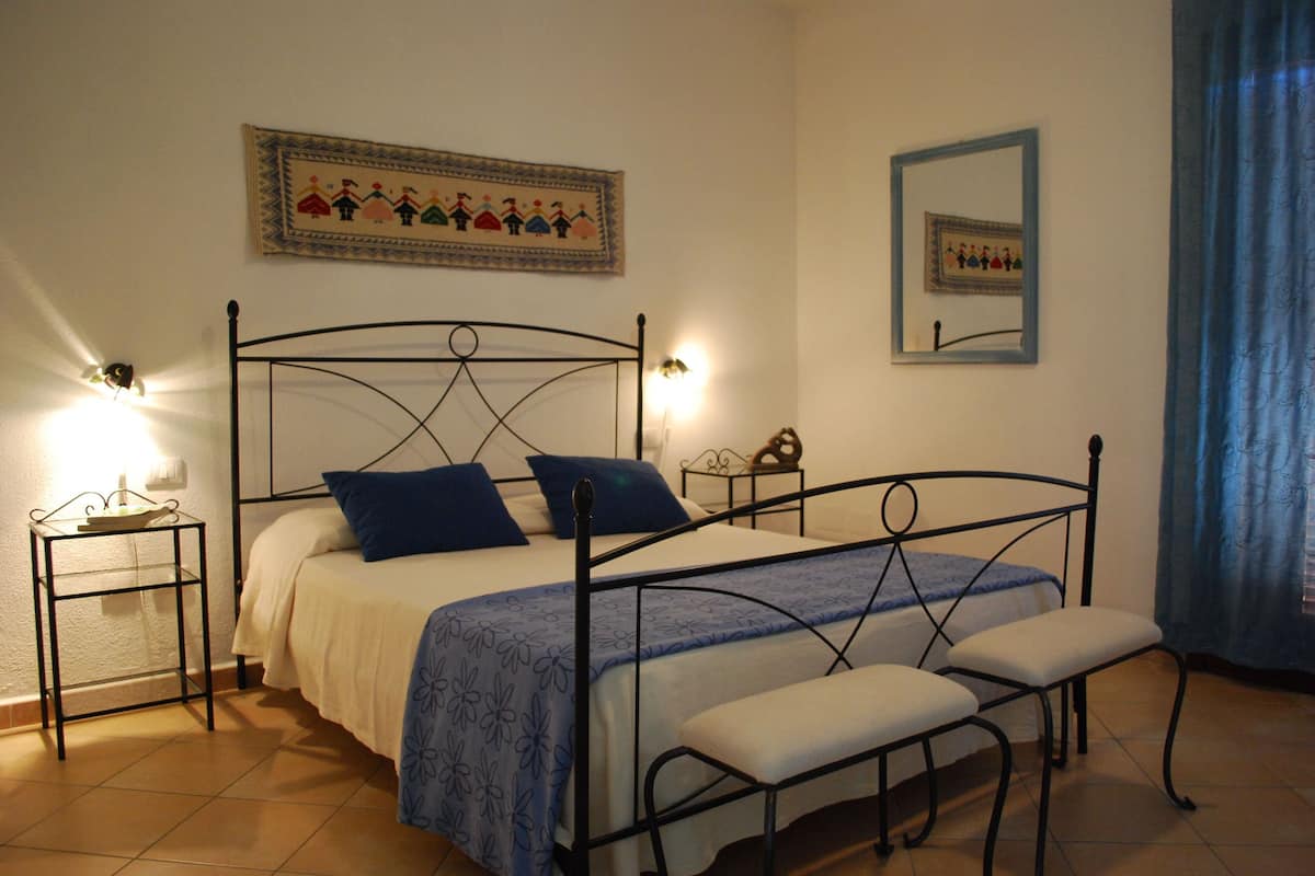 2 bedrooms, cots/infant beds, rollaway beds, free WiFi