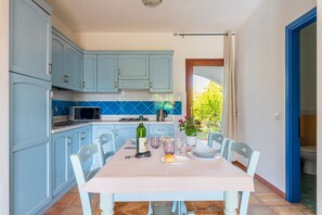 Departamento superior, 2 habitaciones | Cocineta privada | Parrilla de estufa, utensilios de cocina y congelador 