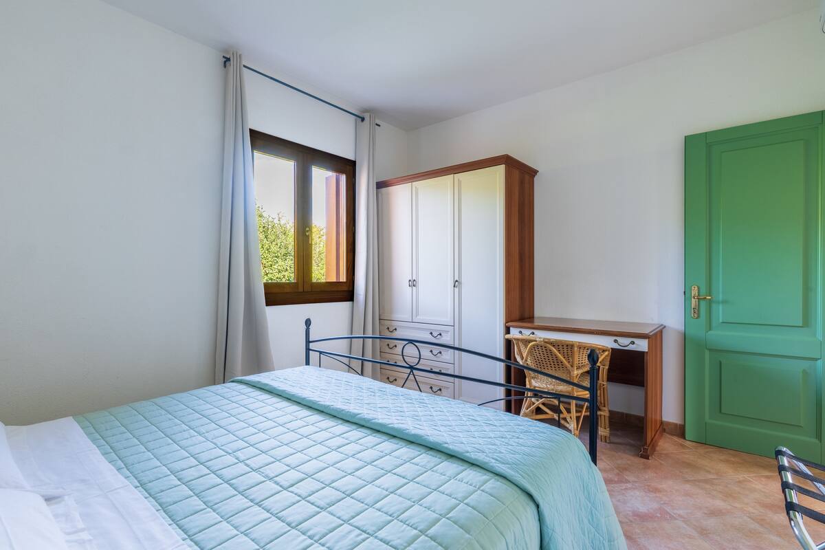 2 bedrooms, cribs (surcharge), WiFi (free), bed sheets