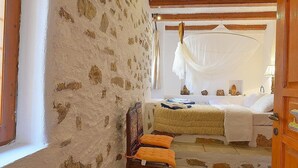 Villa, 5 soverom, privat basseng | Safe på rommet, skrivebord, strykejern/-brett og wi-fi (inkludert)