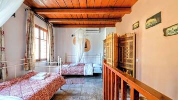 Vila, 5 kamar tidur, kolam renang pribadi | 2 kamar tidur, brankas, meja kerja, dan setrika/meja setrika