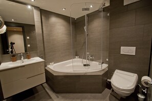 Deluxe Apartment | Bathroom | Free toiletries, towels, soap, shampoo