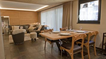 Deluxe appartement | Woonruimte | Een 1-inch flatscreentelevisie met kabelzenders en televisie