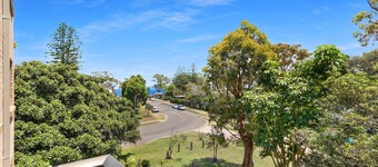 3/1 Intrepid Close - Walk to Little Beach and Shoal Bay Beach from your second floor unit!