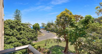 3/1 Intrepid Close - Walk to Little Beach and Shoal Bay Beach from your second floor unit!