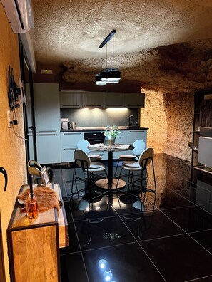 Jääkaappi, mikroaaltouuni, uuni, liesi