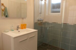 Dusche, Haartrockner, Handtücher