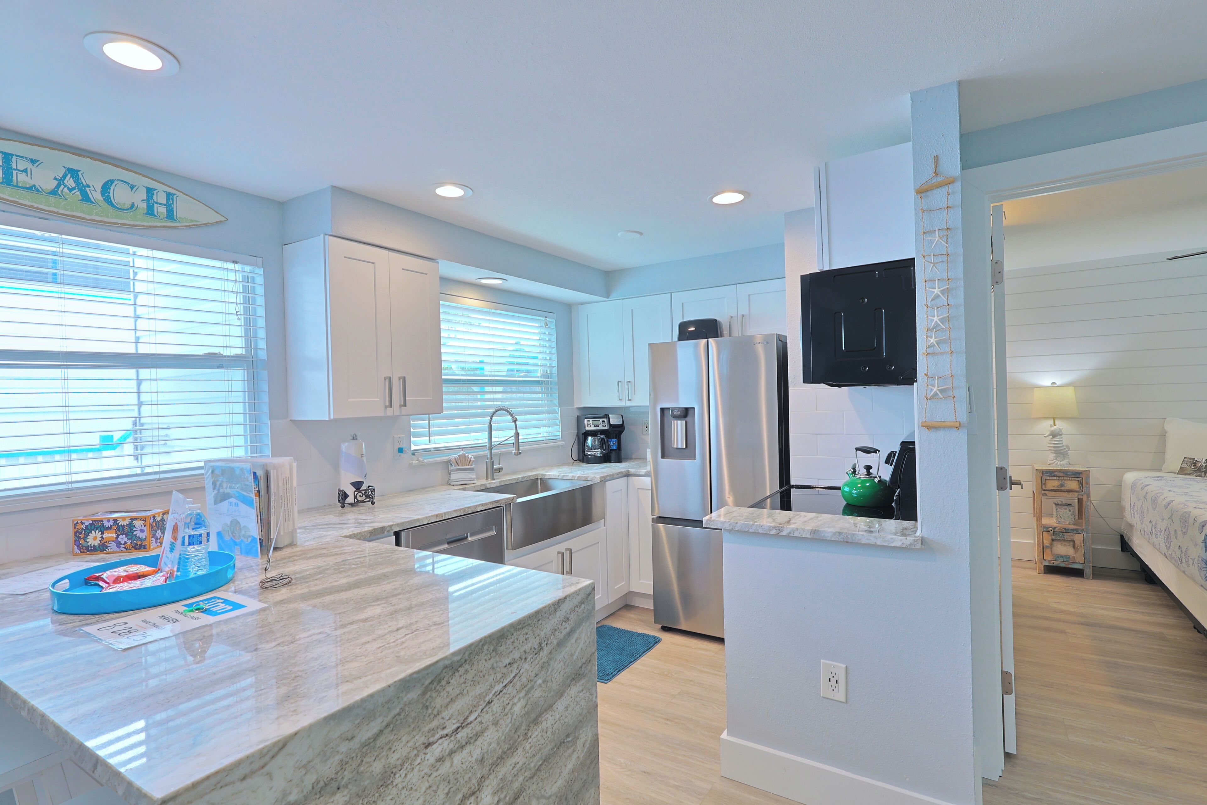 Een magnetron, een kookplaat, een vaatwasser