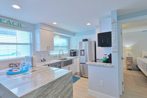 Mikrobølgeovn, kogeplade, opvaskemaskine, kaffe-/temaskine