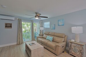 TV - Haven cottage Across street from beach  and  Heated Pool (Siesta Key)