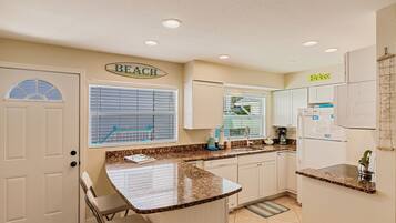 Micro-ondes, plaque de cuisson, lave-vaisselle, cafetiĂšre/bouilloire