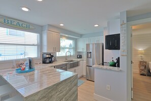 Mikroaaltouuni, liesi, astianpesukone, kahvin-/teenkeitin