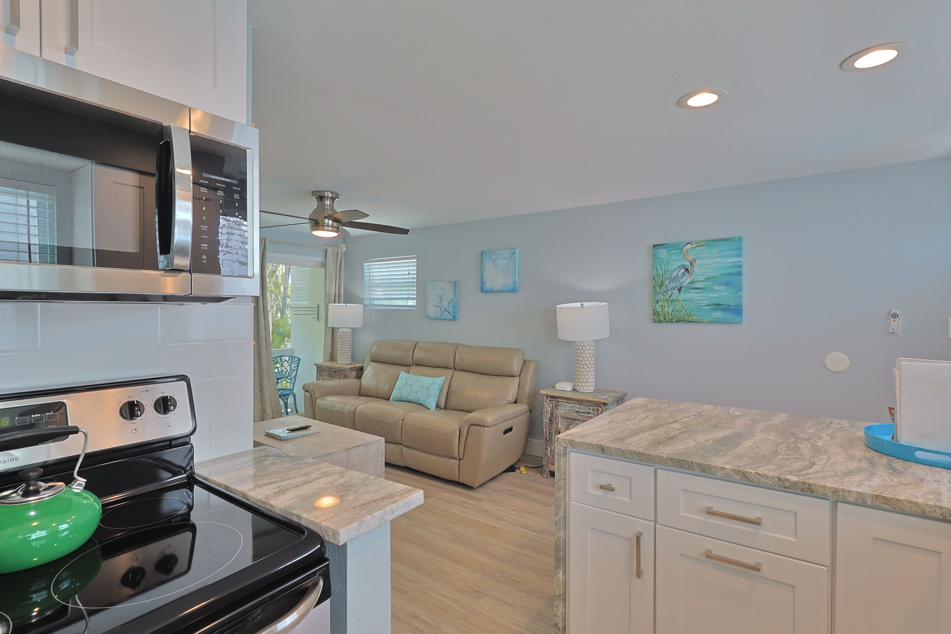 Mikrobølgeovn, kokeplater, oppvaskmaskin og kaffetrakter/tekoker