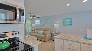 Microondas, placa de cocina, lavavajillas y cafetera o tetera