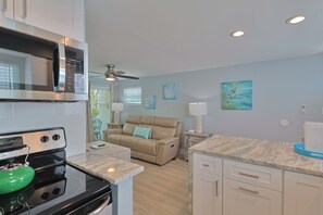 Mikroaaltouuni, liesi, astianpesukone, kahvin-/teenkeitin