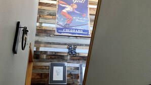 Eine Holzwand mit einem Poster eines Skifahrers und Text.