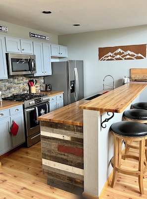 Fridge, microwave, oven, stovetop - Spectacular Mountain House w/breath taking views! (Silverthorne)