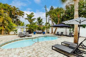 Pool - Lookout Cottage Across street from Beach and Heated Pool (Siesta Key)