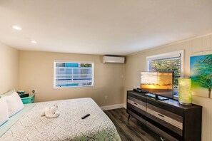 1 bedroom, iron/ironing board, WiFi, bed sheets - Lookout Cottage Across street from Beach and Heated Pool (Siesta Key)