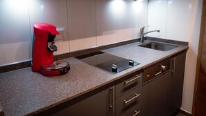 Cafetera y tetera, refrigerador, parrilla de estufa y lavavajillas 