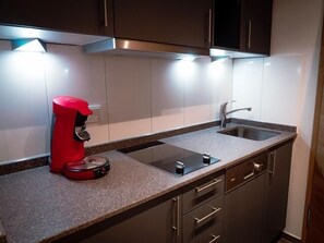 Refrigerador, parrilla de estufa, lavavajillas y cafetera y tetera 