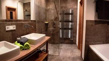 Badewanne, Haartrockner, Bidet, Handtücher