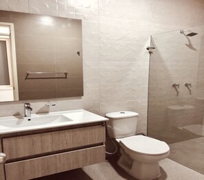 Hair dryer, towels, toilet paper - Beautiful Modern 2  Bedroom Apartment (Guadalajara de Buga)