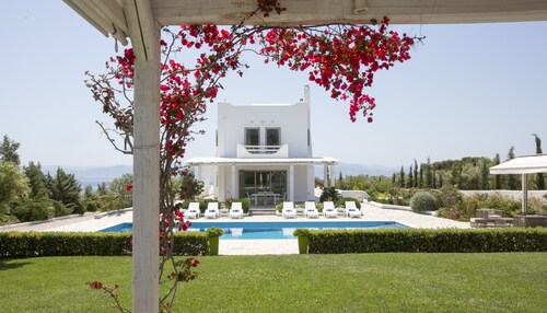 Luxury Villa in Loutraki with private pool and spacious outdoor space