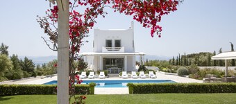 Luxury Villa in Loutraki with private pool and spacious outdoor space