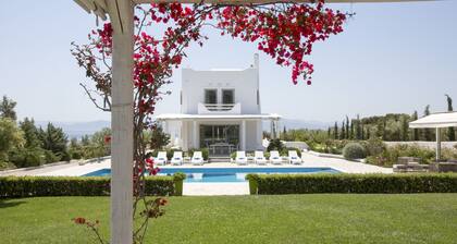 Luxury Villa in Loutraki with private pool and spacious outdoor space