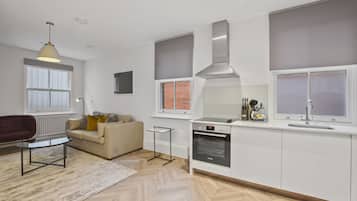 Apartment, 2 Schlafzimmer | Wohnbereich | Fernseher