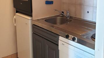 Een koelkast, een microgolfoven, een oven, een kookplaat