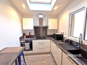 Een koelkast, een magnetron, een oven, een kookplaat