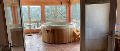 4 bedrooms, desk, free WiFi, bed sheets